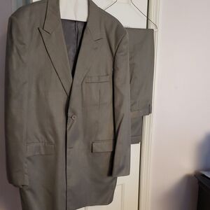 Elegant Men's Gray Suit